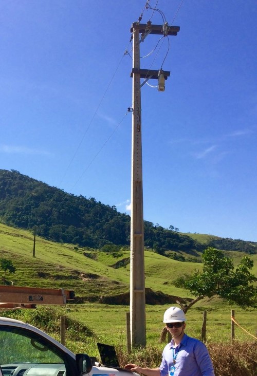 Um engenheiro da Energisa Minas Gerais analisa os registros do religador TripSaver II.